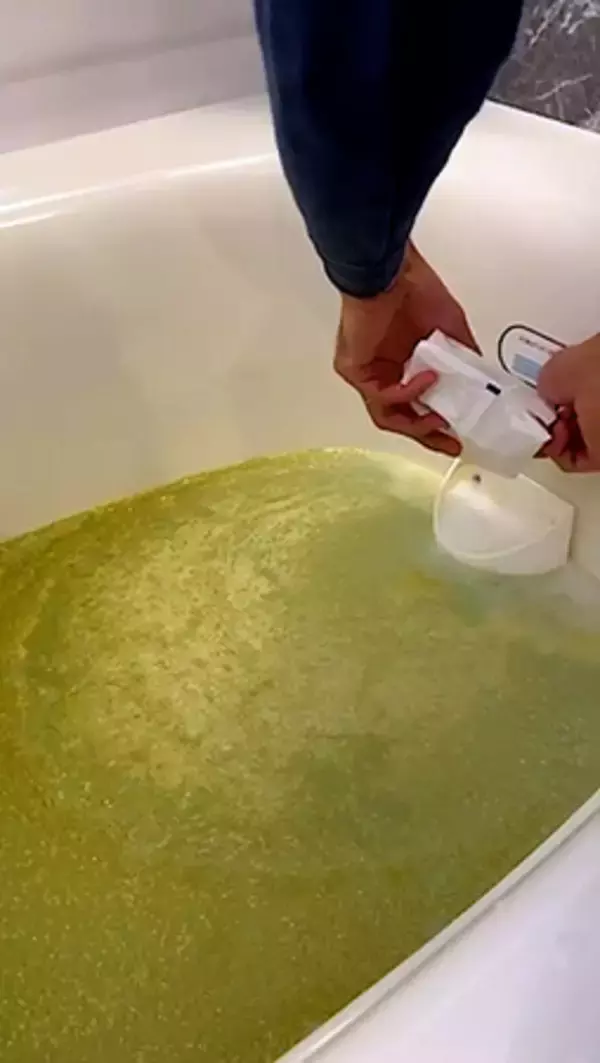 「長年たまったお風呂配管のヘドロ汚れを一気に流す！　業務用発想の洗浄剤「風呂釜パイプバスターZ」新発売」の画像