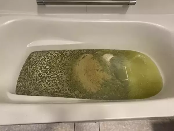 「長年たまったお風呂配管のヘドロ汚れを一気に流す！　業務用発想の洗浄剤「風呂釜パイプバスターZ」新発売」の画像