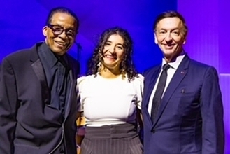 フランス出身のMalou Oheix、フォンダシオン ルイ・ヴィトンで開催された2026年ハービー・ハンコック・インスティテュート国際ジャズ・ボーカル・コンペティションで優勝