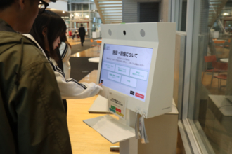 「山梨県立図書館」(山梨県甲府市)にて  リモート接客サービスを導入