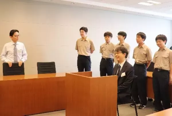 「洛星高等学校1年生がTMI総合法律事務所で法曹界を学ぶ」の画像