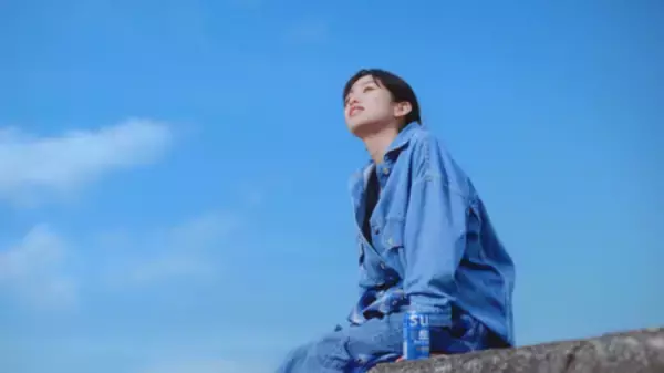 「「サントリー生ビール」新メッセンジャーに河合優実さん就任！海と空の下「上を向いて歩こう」生歌唱」の画像