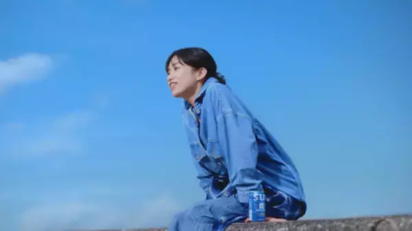 「「サントリー生ビール」新メッセンジャーに河合優実さん就任！海と空の下「上を向いて歩こう」生歌唱」の画像