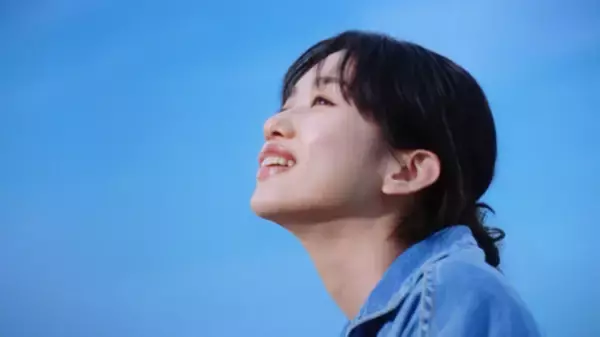 「「サントリー生ビール」新メッセンジャーに河合優実さん就任！海と空の下「上を向いて歩こう」生歌唱」の画像