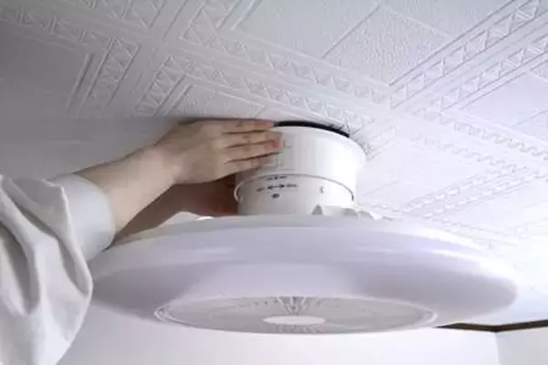 「業界初※1！新構造シーリングカバーで工具・穴あけ不要で取り付け可能「LEDシーリングファン」」の画像
