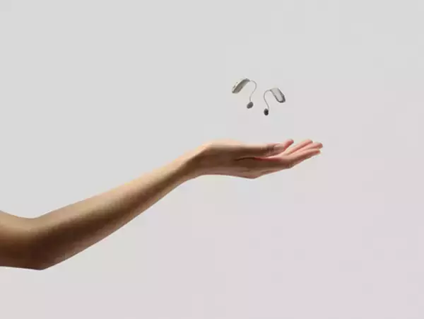 新しいReSound Sensia（TM）補聴器、最も大きな声だけを際立たせるのではなく、聞きたい声を際立たせる