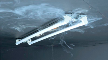 見た目はピカピカ、中身は劣化　～10年超え「古い蛍光灯器具」の事故に注意～