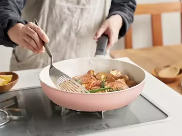 「京セラ、新生活を彩るダスティピンクのセラミックナイフとセラブリッドⓇ フライパンを数量限定で販売」の画像