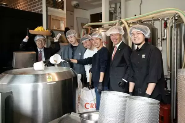 「神田外語大学生が取材した日英版「震災復興新聞」を福島県へ贈呈」の画像