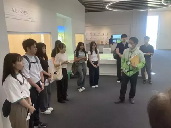 「神田外語大学生が取材した日英版「震災復興新聞」を福島県へ贈呈」の画像