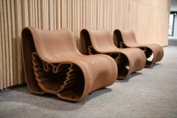 大阪・関西万博ルクセンブルクパビリオンの木材を利用した椅子が寄贈されました