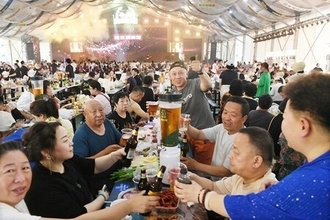 Xinhua Silk Road：中国東北部ハルビンの氷雪大世界で国際ビール・フェスティバルが開幕