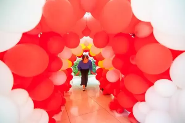 「アートホテル鹿島セントラル 全長10mの鯉のぼりが舞う屋内展示イベントを開催」の画像