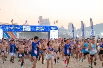 日没から月明かりの下、パタヤビーチを走る：タイ最大のビキニビーチレースが記念すべき第10回大会を開催