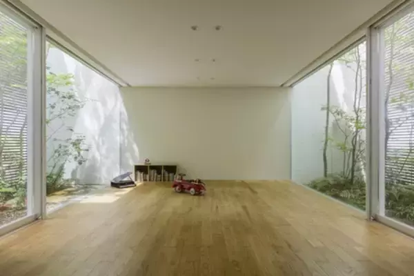 「窓の向こうに広がる「自分だけの森」 〜自然と溶け合う暮らしが、心を健やかにする〜」の画像