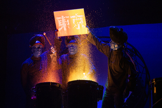近藤真彦らも驚き！鈴木愛理が魅せた！プレスショー！ ブルーマングループ2026新宿公演 大好評開催中！！