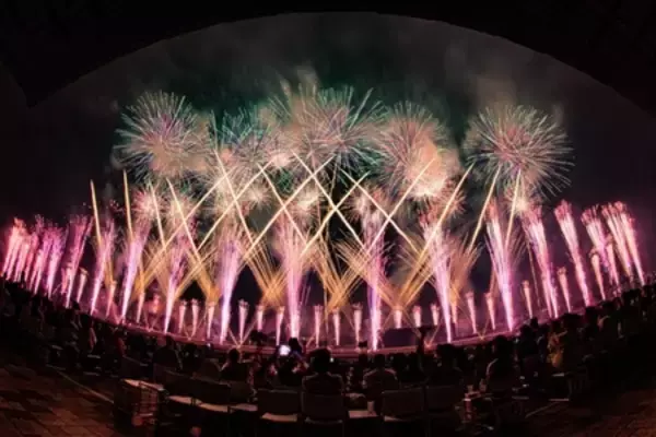 「浜田省吾50周年を花火で祝福　2万5000人が名曲と夜空の共演を満喫」の画像
