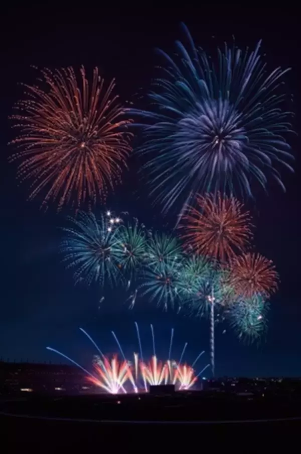 「浜田省吾50周年を花火で祝福　2万5000人が名曲と夜空の共演を満喫」の画像