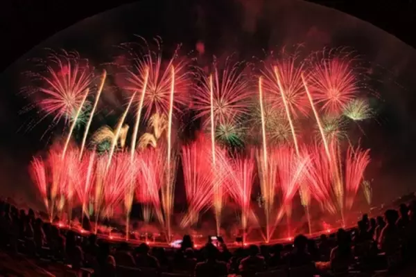 「浜田省吾50周年を花火で祝福　2万5000人が名曲と夜空の共演を満喫」の画像