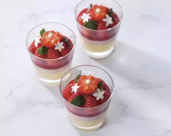 「ホテルショップ「ガルガンチュワ」　苺を使用したスイーツでショーケースを彩る「苺DAYS」を開催」の画像