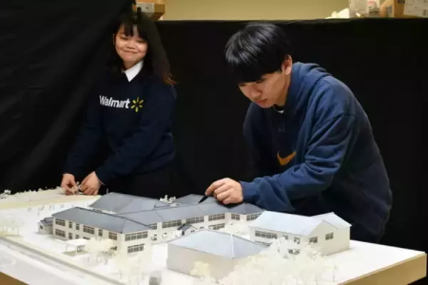 「卒業生の記憶からよみがえる、かつての学び舎　旧・野々市尋常高等小学校を学生が精巧に復元」の画像