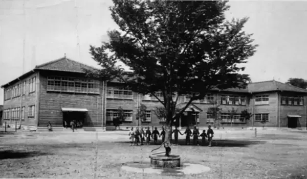 「卒業生の記憶からよみがえる、かつての学び舎　旧・野々市尋常高等小学校を学生が精巧に復元」の画像