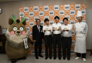 高校生×地元ケーキ店が共同開発！特産「真菰」と「こもしか」をモチーフにした新洋菓子が完成、町長へ報告