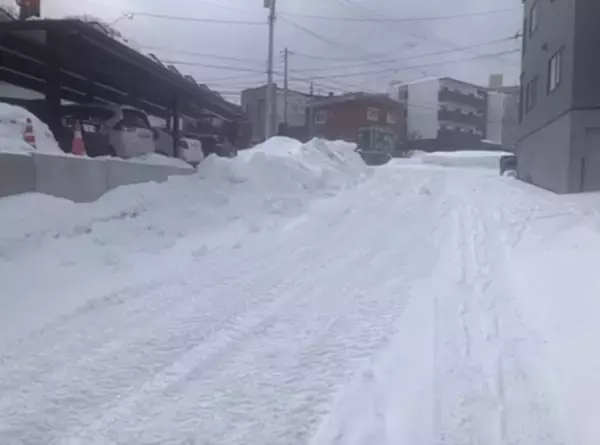「真夏のオフィスを雪でクールダウン」の画像