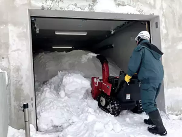 「真夏のオフィスを雪でクールダウン」の画像