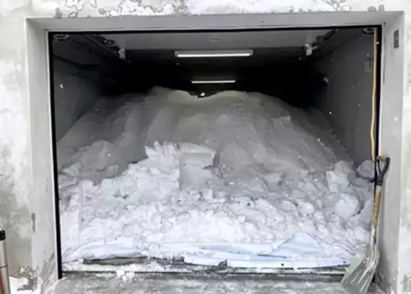 「真夏のオフィスを雪でクールダウン」の画像