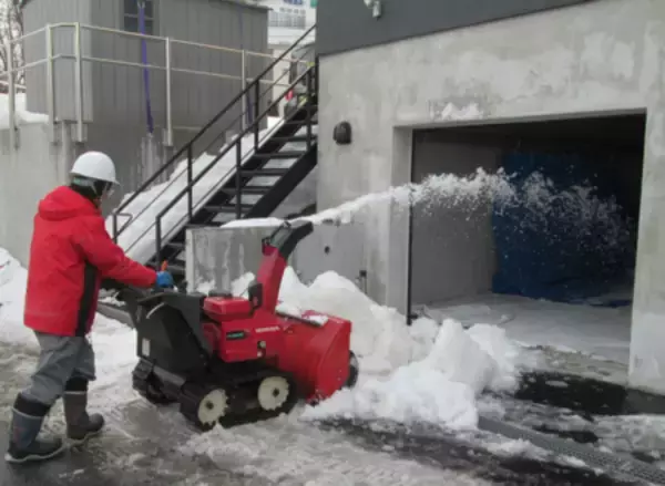 「真夏のオフィスを雪でクールダウン」の画像