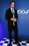 「ROBERT PATTINSON、1664の「UNQUESTIONABLY GOOD TASTE」のロンドン発表会に登場」の画像1