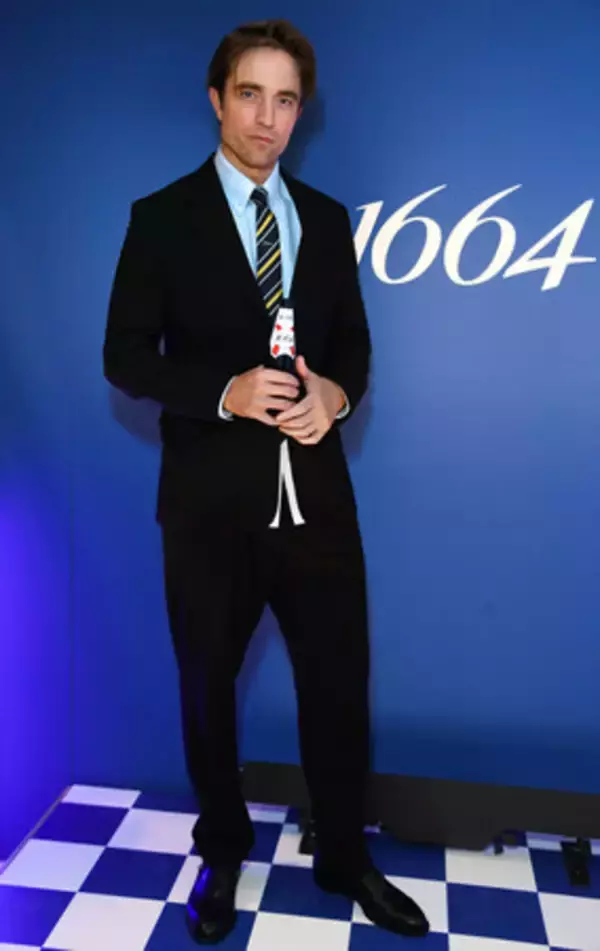 「ROBERT PATTINSON、1664の「UNQUESTIONABLY GOOD TASTE」のロンドン発表会に登場」の画像