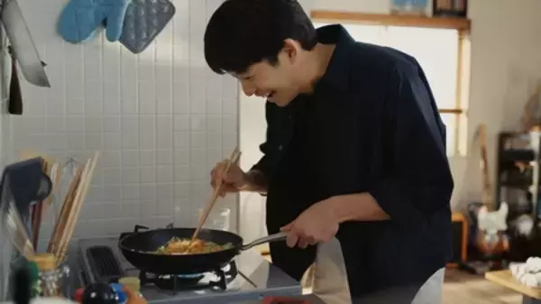 ｢明星 一平ちゃん夜店の焼そば 袋 からしマヨ付 5食パック｣新TV-CM『袋めんを作る男篇』8月7日(金)全国放映