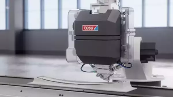 「自動化と資源効率：tesaとAUMOVIO、車載ディスプレイ用の剥離可能な接着剤ソリューションを開発」の画像