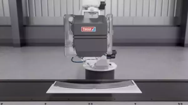 「自動化と資源効率：tesaとAUMOVIO、車載ディスプレイ用の剥離可能な接着剤ソリューションを開発」の画像