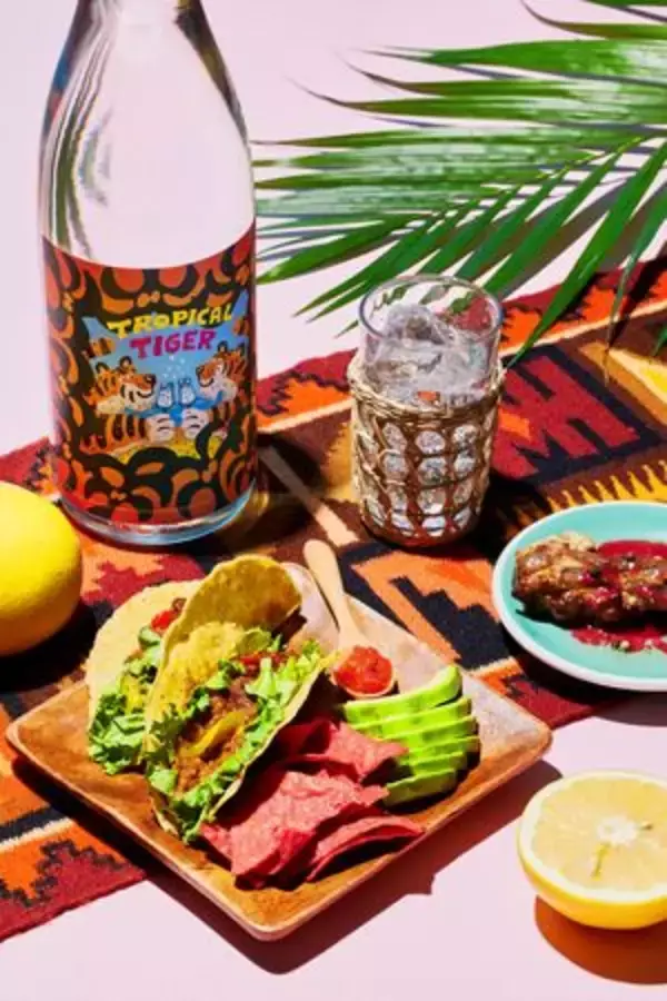 「小正醸造・本格芋焼酎「TROPICAL TIGER」を夏本番に向けて季節・数量限定で再発売」の画像