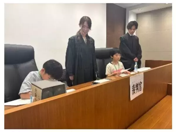 「夏休みの小・中学生が弁護士と『模擬裁判体験』」の画像
