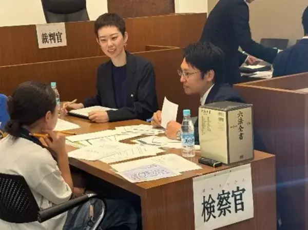 「夏休みの小・中学生が弁護士と『模擬裁判体験』」の画像