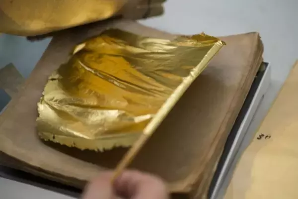 生命・応用バイオ学科 2年生 × 箔座株式会社。「金箔を活用した製品開発プロジェクト」提案発表会を開催