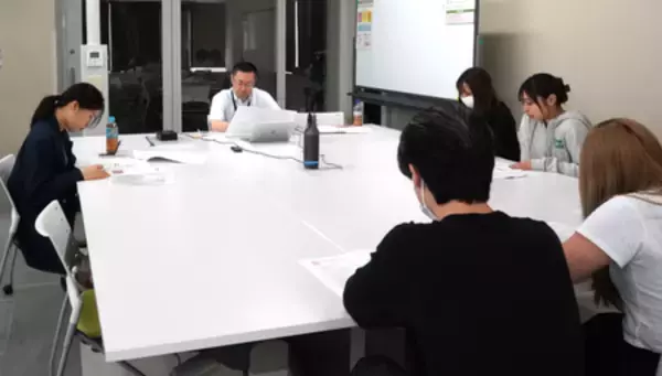 「生命・応用バイオ学科 2年生 × 箔座株式会社。「金箔を活用した製品開発プロジェクト」提案発表会を開催」の画像