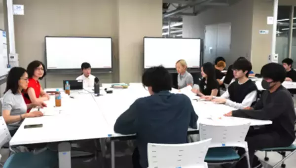 「生命・応用バイオ学科 2年生 × 箔座株式会社。「金箔を活用した製品開発プロジェクト」提案発表会を開催」の画像