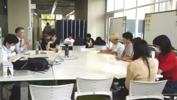 「生命・応用バイオ学科 2年生 × 箔座株式会社。「金箔を活用した製品開発プロジェクト」提案発表会を開催」の画像