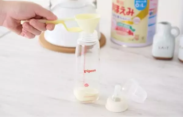 「もう迷わない！簡単に粉ミルクが量れて、ほ乳びんに移すときにこぼしにくい粉ミルク計量スプーンが登場！」の画像