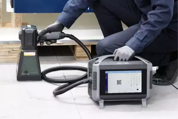 「動かせない大型部品にもその場で刻印。20Wポータブルファイバーレーザーマーカー【LM100P】64.9万円(税込)」の画像