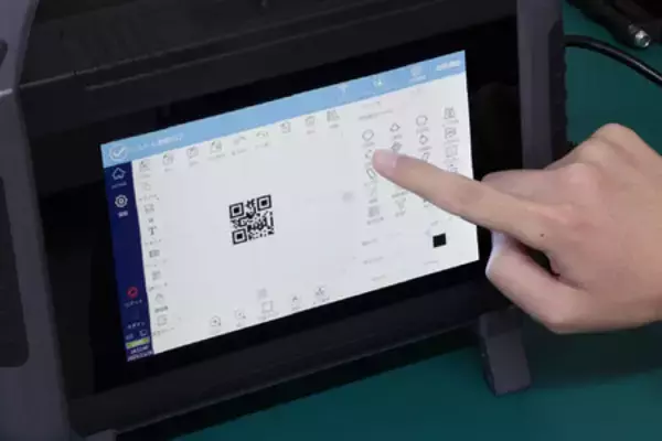 「動かせない大型部品にもその場で刻印。20Wポータブルファイバーレーザーマーカー【LM100P】64.9万円(税込)」の画像