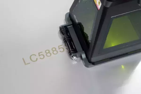 「動かせない大型部品にもその場で刻印。20Wポータブルファイバーレーザーマーカー【LM100P】64.9万円(税込)」の画像