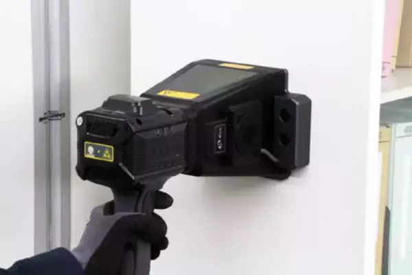 「動かせない大型部品にもその場で刻印。20Wポータブルファイバーレーザーマーカー【LM100P】64.9万円(税込)」の画像