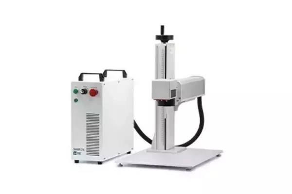 「動かせない大型部品にもその場で刻印。20Wポータブルファイバーレーザーマーカー【LM100P】64.9万円(税込)」の画像