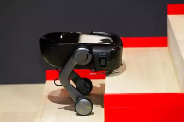 「Roborock、CES  2026 にて世界初の"脚輪型"ロボット掃除機「Saros  Rover」を発表」の画像